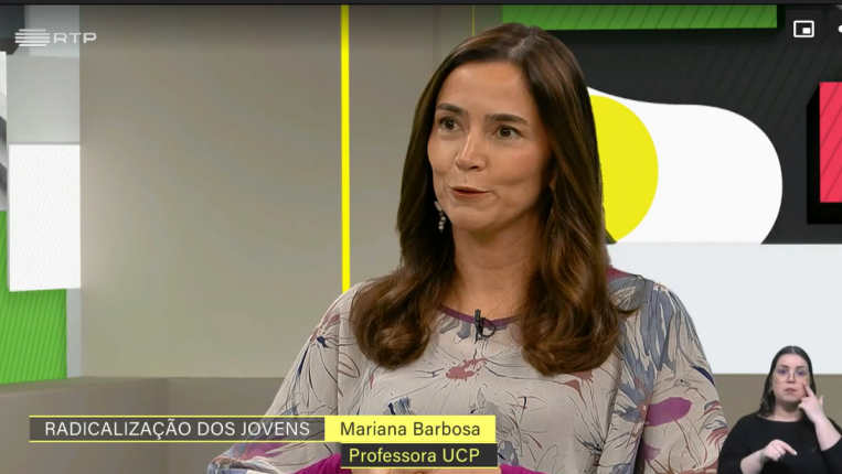 Lecturer Mariana Barbosa at Sociedade Civil